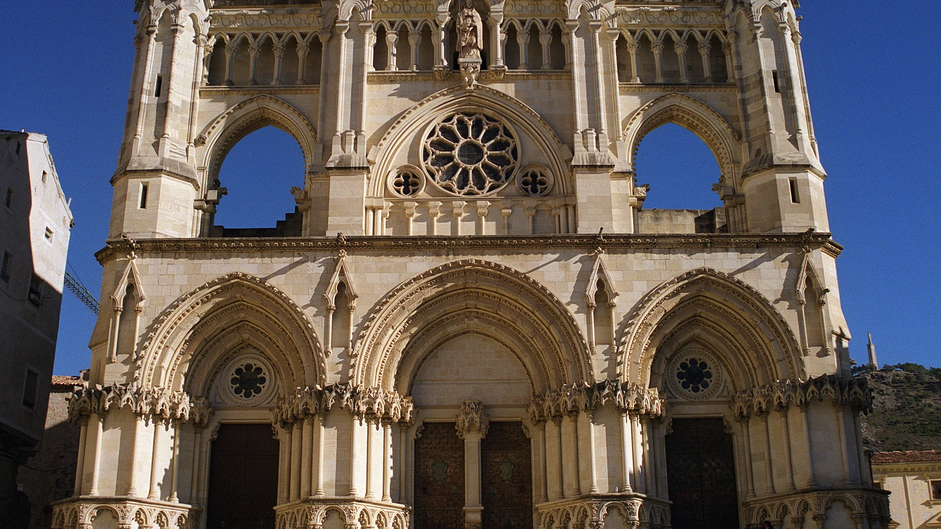 Vista general de la fachada de la catedral de Cuenca. Vista general de la fachada de la catedral de Cuenca.