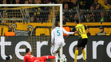 El cabezazo de Aubameyang para recortar diferencias en el Signal Iduna Park