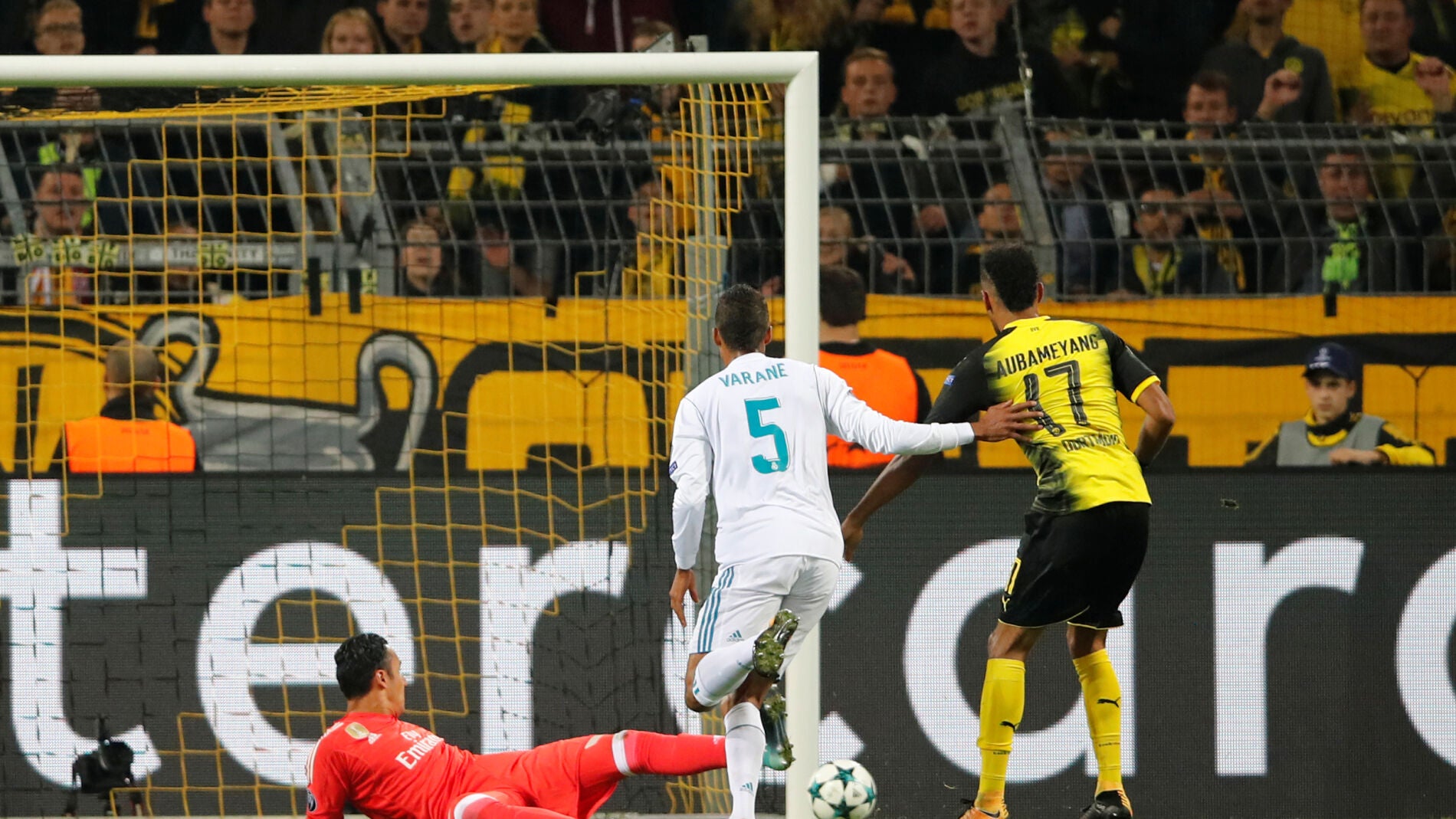 Aubameyang bate a Keylor Navas