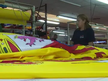 La situación en Cataluña dispara el patriotismo: una empresa ve triplicada la demanda de banderas de España La situación en Cataluña dispara el patriotismo: una empresa ve triplicada la demanda de banderas de España