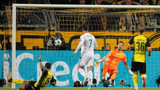 Cristiano bate a Bürki tras un pase de Bale Cristiano bate a Bürki tras un pase de Bale