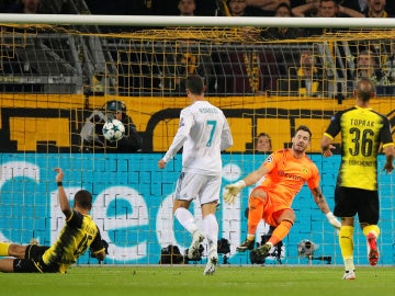 Cristiano bate a Bürki tras un pase de Bale