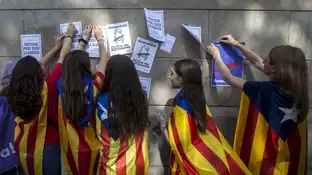Estudiantes a favor del referéndum empapelan la Universidad de Barcelona Estudiantes a favor del referéndum empapelan la Universidad de Barcelona