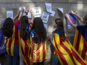 Estudiantes a favor del referéndum empapelan la Universidad de Barcelona Estudiantes a favor del referéndum empapelan la Universidad de Barcelona