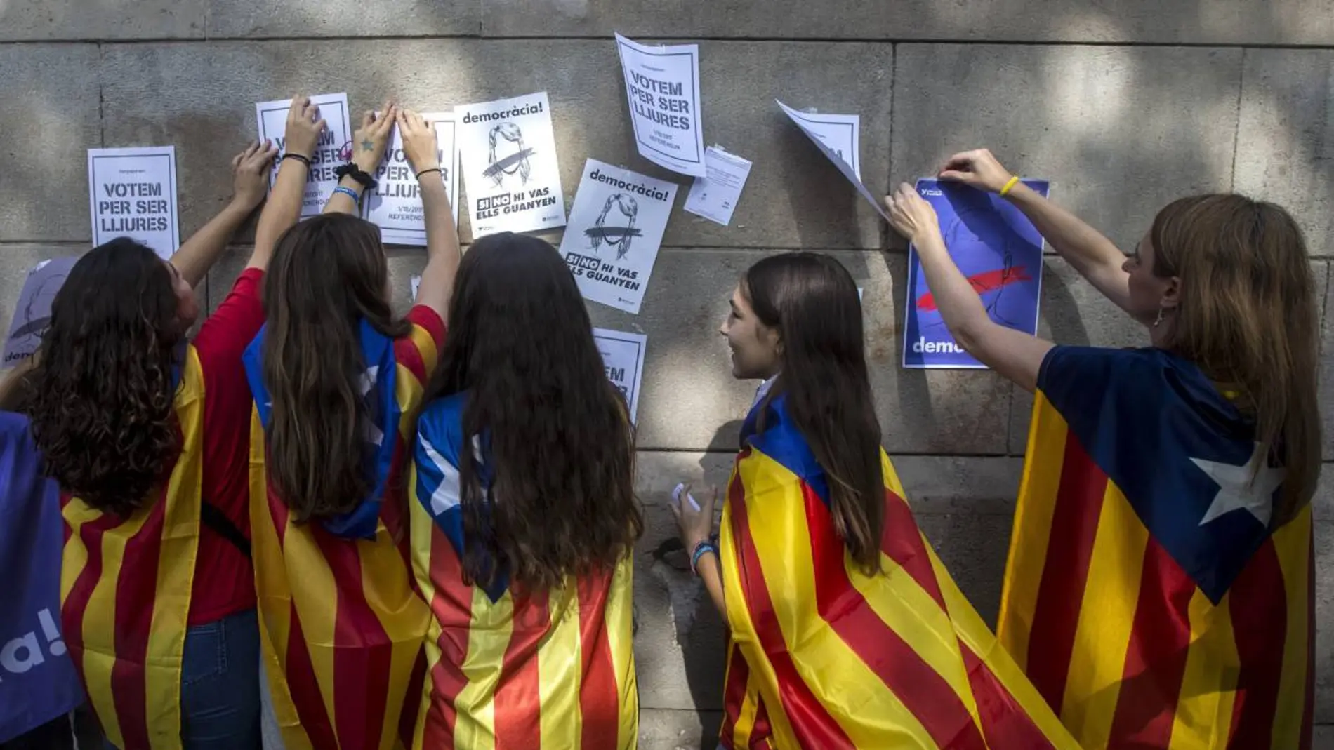 Estudiantes a favor del referéndum empapelan la Universidad de Barcelona Estudiantes a favor del referéndum empapelan la Universidad de Barcelona