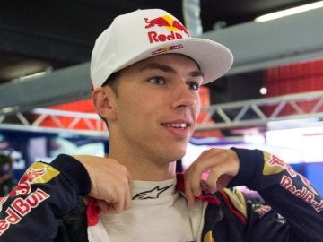 Pierre Gasly, sonriente en una sesión de pruebas con Red Bull