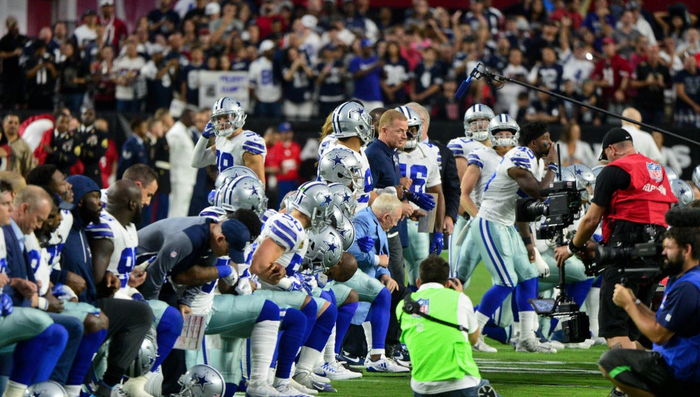 Los Dallas Cowboys hincan la rodilla antes de sonar el himno de Estados Unidos