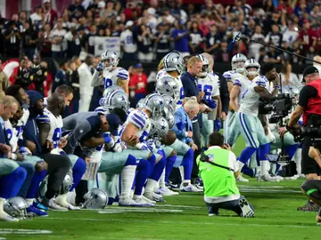 Los Dallas Cowboys hincan la rodilla antes de sonar el himno de Estados Unidos Los Dallas Cowboys hincan la rodilla antes de sonar el himno de Estados Unidos