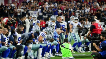 Los Dallas Cowboys hincan la rodilla antes de sonar el himno de Estados Unidos