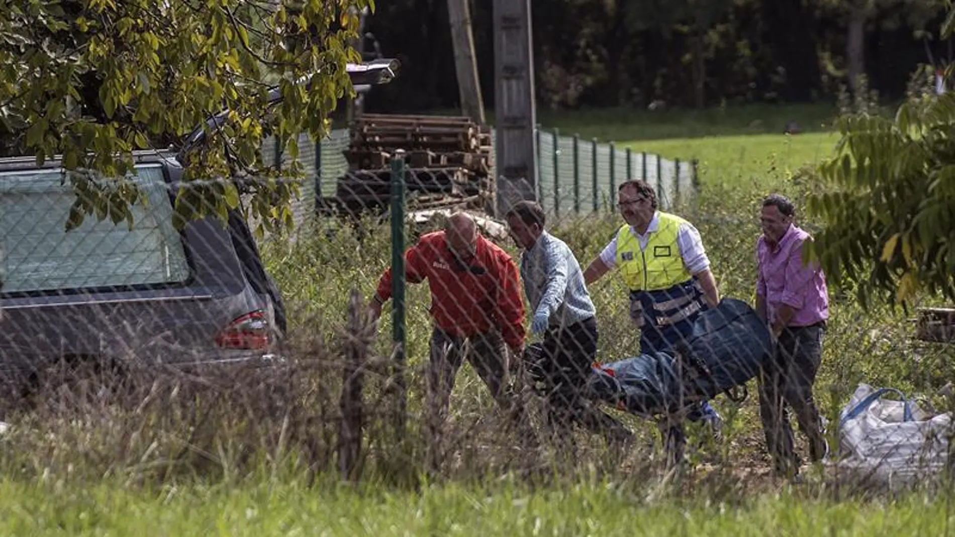 Dos personas mueren al caer en una zanja en Mungia Dos personas mueren al caer en una zanja en Mungia