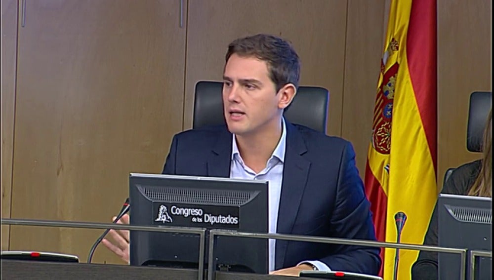 Rivera pide al PSOE que "se moje" ante el reto independentista en Cataluña porque ahora toca "defender la democracia"