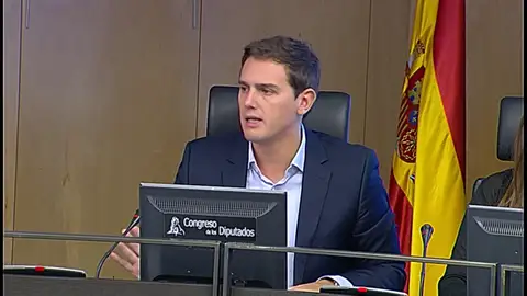 Rivera pide al PSOE que "se moje" ante el reto independentista en Cataluña porque ahora toca "defender la democracia" Rivera pide al PSOE que "se moje" ante el reto independentista en Cataluña porque ahora toca "defender la democracia"
