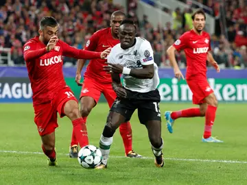 Sadio Mané pugna por un balón Sadio Mané pugna por un balón