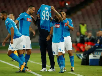 Los jugadores del Nápoles celebran uno de sus goles ante el Feyenoord con la camiseta de Milik Los jugadores del Nápoles celebran uno de sus goles ante el Feyenoord con la camiseta de Milik