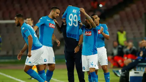 Los jugadores del Nápoles celebran uno de sus goles ante el Feyenoord con la camiseta de Milik Los jugadores del Nápoles celebran uno de sus goles ante el Feyenoord con la camiseta de Milik