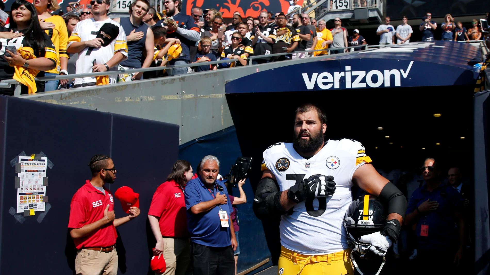 Alejandro Villanueva escuchando el himno Alejandro Villanueva escuchando el himno