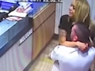 Pareja teniendo sexo en una pizzería Pareja teniendo sexo en una pizzería