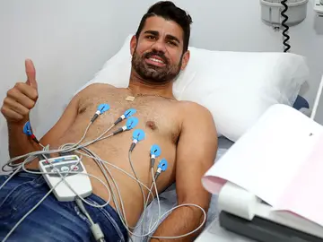 Diego Costa pasa el reconocimiento médico con el Atlético Diego Costa pasa el reconocimiento médico con el Atlético