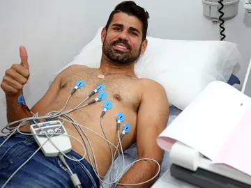 Diego Costa pasa el reconocimiento médico con el Atlético Diego Costa pasa el reconocimiento médico con el Atlético