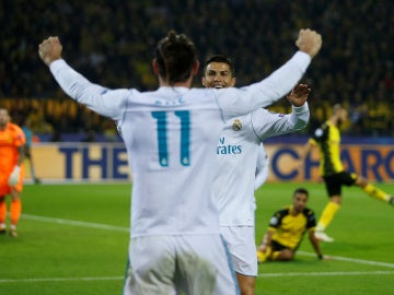 Cristiano Ronaldo celebra con Bale uno de sus goles contra el Dortmund