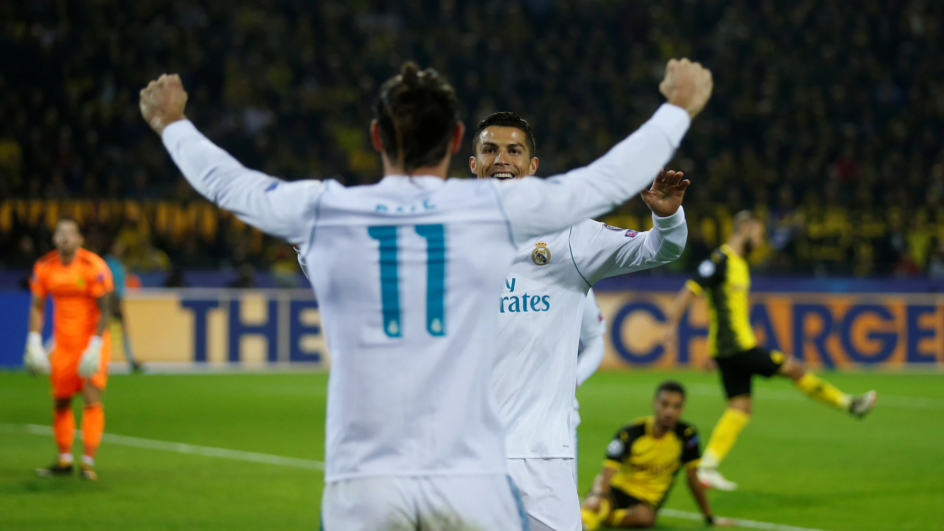 Cristiano Ronaldo celebra con Bale uno de sus goles contra el Dortmund