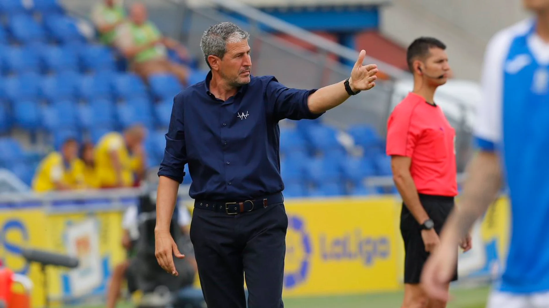 Manolo Márquez da instrucciones a sus jugadores desde la banda Manolo Márquez da instrucciones a sus jugadores desde la banda