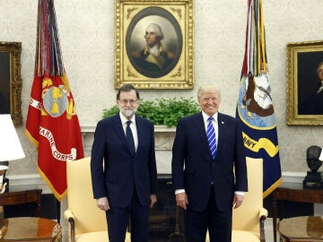 El presidente del Gobierno español, Mariano Rajoy (i), junto al presidente de Estados Unidos, Donald Trump, antes de la reunión mantenida hoy en el Despacho Oval de la Casa Blanca.