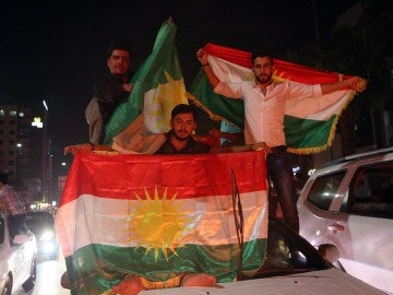 Kurdos celebran en las calles después del referéndum de independencia de Kurdistán en Erbil norte de Irak
