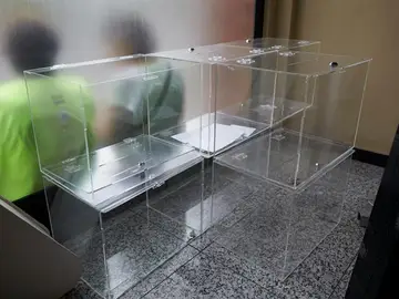 Urnas antes de unas elecciones Urnas antes de unas elecciones