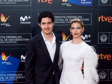 Chino Darín y Úrsula Corberó durante su posado en la alfombra roja Chino Darín y Úrsula Corberó durante su posado en la alfombra roja