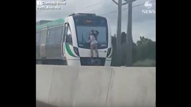 Un hombre viaja en el exterior de un tren a más de 100 kilómetros por hora en Australia