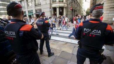 Los independentistas hacen un llamamiento para llenar colegios antes de las 5 de la mañana del 1-O
