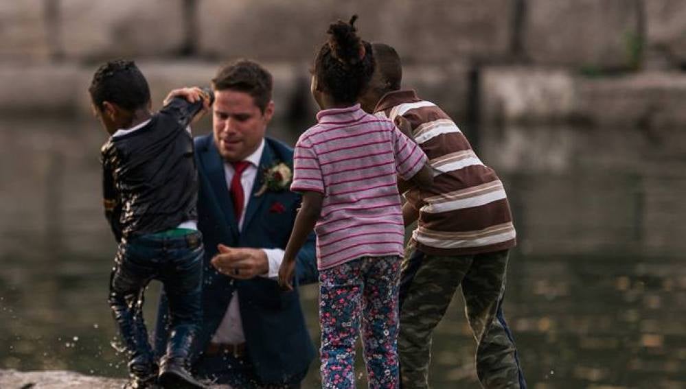 Un recién casado salva a un niño de ahogarse
