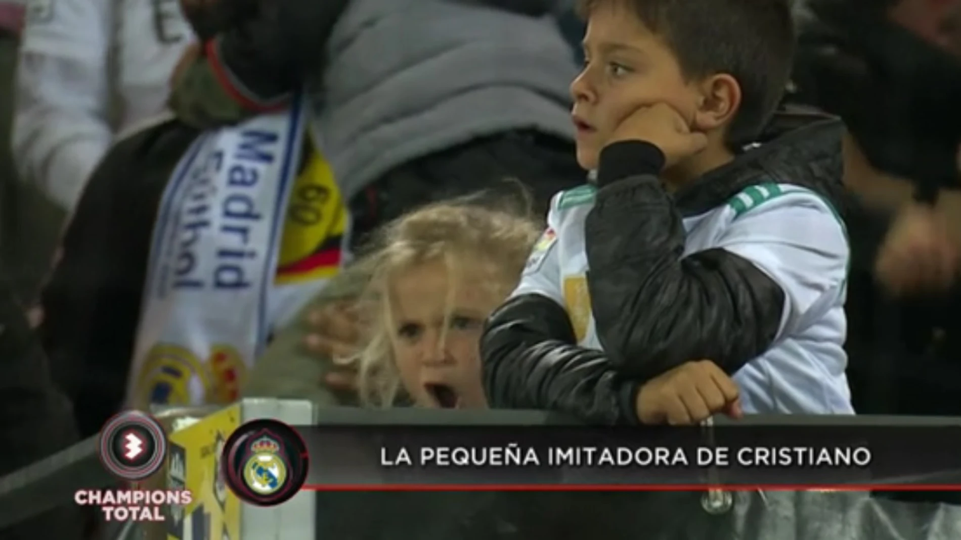Una niña imita la celebración de Cristiano Ronaldo
