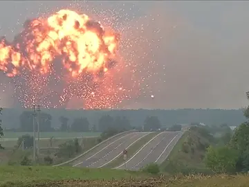 24.000 personas evacuadas por la explosión de un depósito militar en Ucrania 24.000 personas evacuadas por la explosión de un depósito militar en Ucrania