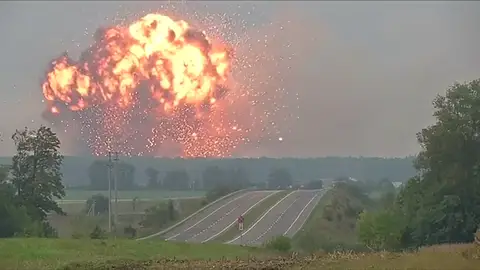 24.000 personas evacuadas por la explosión de un depósito militar en Ucrania 24.000 personas evacuadas por la explosión de un depósito militar en Ucrania