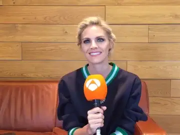 Amaia Salamanca confiesa: "A Álex le llamamos 'el bodeguitas' porque va adaptando los textos" Amaia Salamanca confiesa: "A Álex le llamamos 'el bodeguitas' porque va adaptando los textos"