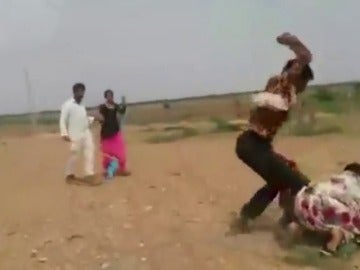 Paliza a una mujer que evitaba que se llevaran a su hija para casarse en India Paliza a una mujer que evitaba que se llevaran a su hija para casarse en India