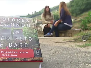 Dolores Redondo: “Sólo quiero escribir historias sin importarme el género. Paso de uno a otro sin pudor" Dolores Redondo: “Sólo quiero escribir historias sin importarme el género. Paso de uno a otro sin pudor"