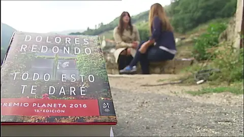 Dolores Redondo: “Sólo quiero escribir historias sin importarme el género. Paso de uno a otro sin pudor" Dolores Redondo: “Sólo quiero escribir historias sin importarme el género. Paso de uno a otro sin pudor"