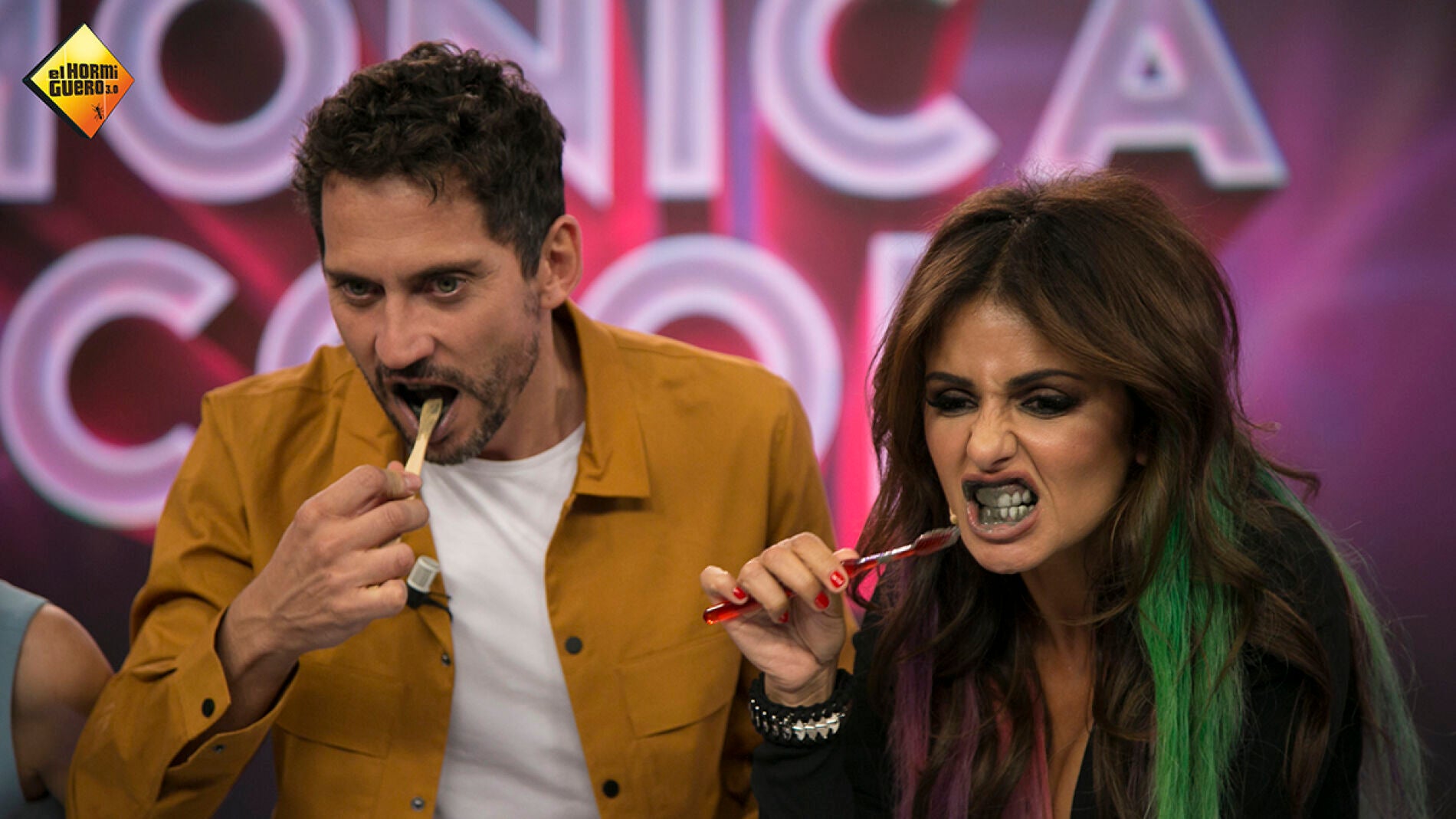 M&oacute;nica Cruz te ense&ntilde;a c&oacute;mo blanquear los dientes en cuesti&oacute;n de segundos