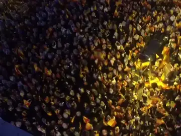 Una gran manifestación en Zaragoza pide "prisión" para Puigdemont y grita: "España unida jamás será vencida" Una gran manifestación en Zaragoza pide "prisión" para Puigdemont y grita: "España unida jamás será vencida"