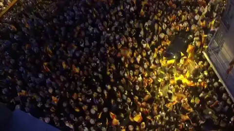 Una gran manifestación en Zaragoza pide "prisión" para Puigdemont y grita: "España unida jamás será vencida" Una gran manifestación en Zaragoza pide "prisión" para Puigdemont y grita: "España unida jamás será vencida"