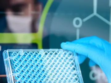 Una persona en un laboratorio Una persona en un laboratorio