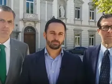 Santiago Abascal, presidente de Vox, Javier Ortega, su secretario general, y Pedro Fernández, su vicesecretario jurídico Santiago Abascal, presidente de Vox, Javier Ortega, su secretario general, y Pedro Fernández, su vicesecretario jurídico