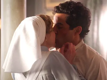 Magdalena se lanza a besar a Larbi Magdalena se lanza a besar a Larbi