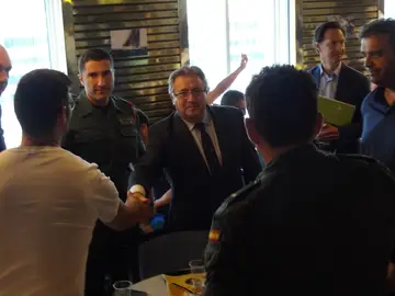 Zoido se reúne con los policías en barcelona Zoido se reúne con los policías en barcelona