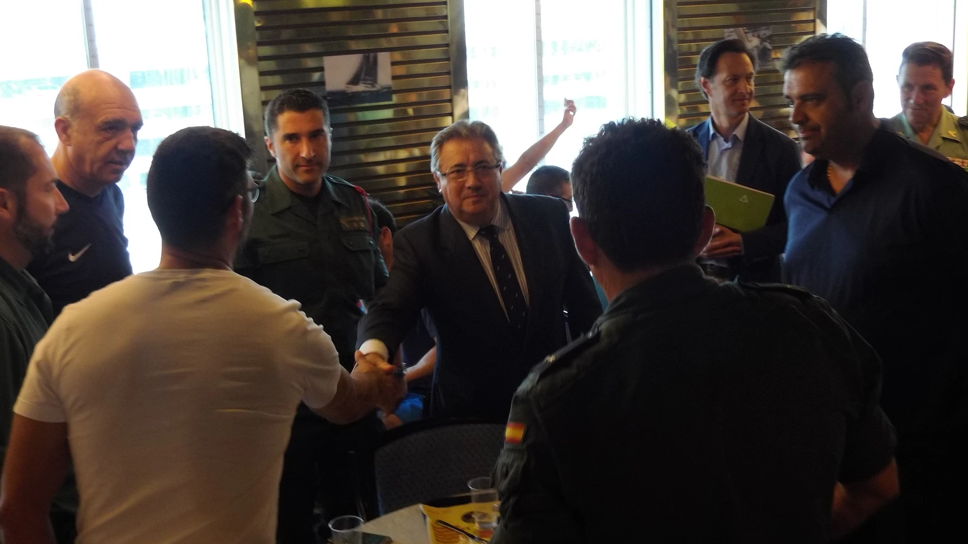 Zoido se reúne con los policías en barcelona Zoido se reúne con los policías en barcelona