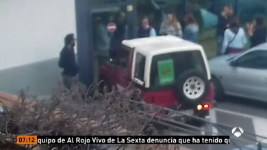 Unos huelguistas bloquean con un vehículo la entrada a un supermercado ante la pasividad de los Mossos