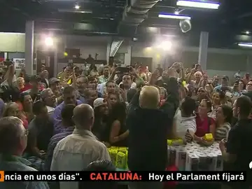 Trump tira rollos de papel a los afectados de Puerto Rico Trump tira rollos de papel a los afectados de Puerto Rico